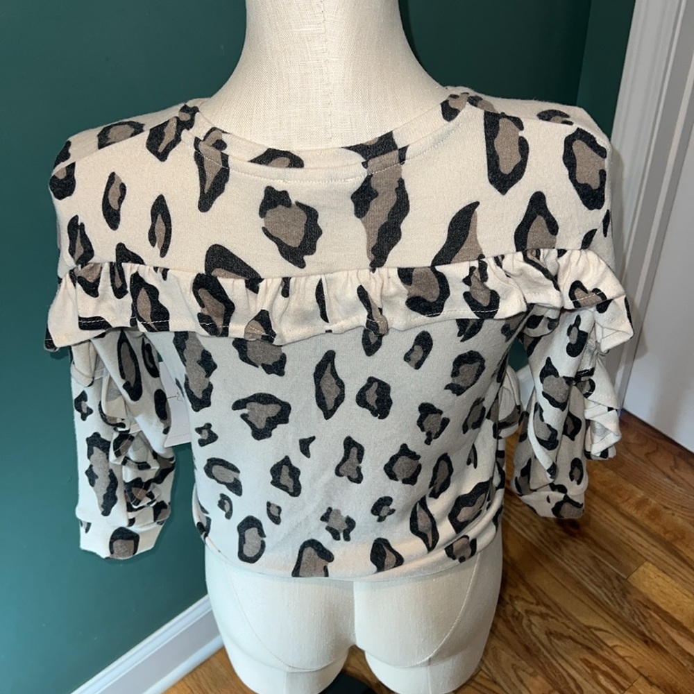 ❄️New with tag, Jessica Simpson cream animal print ruffle top.‎ Size large/12 - Picture 3 of 5